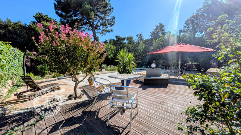 Propriété - 330 m² - 6 pièces