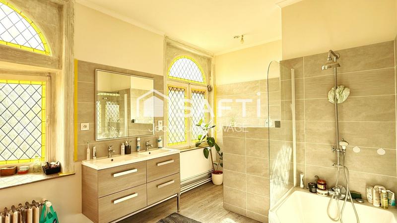 Maison - 240 m² - 12 pièces