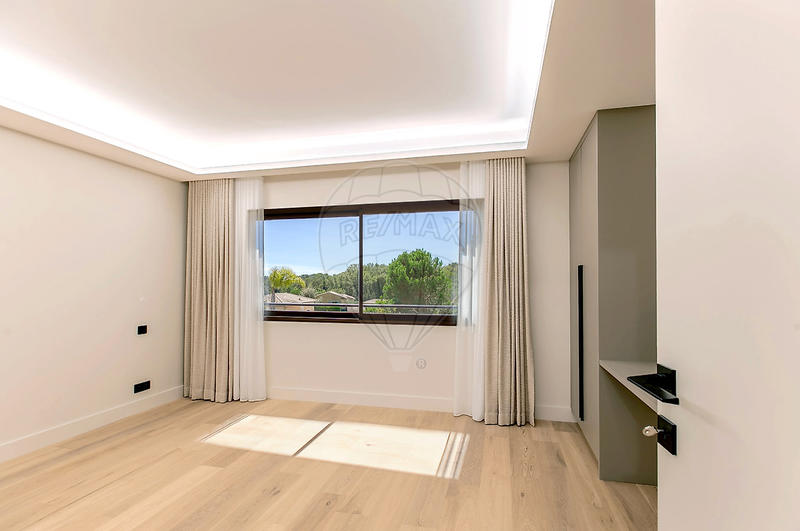 Maison - 280 m² - 8 pièces