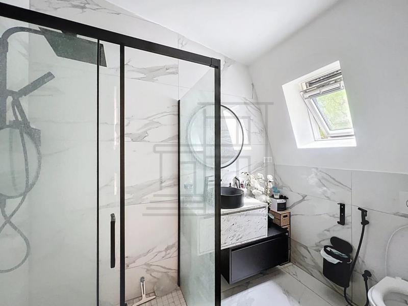 Maison - 260 m² - 10 pièces