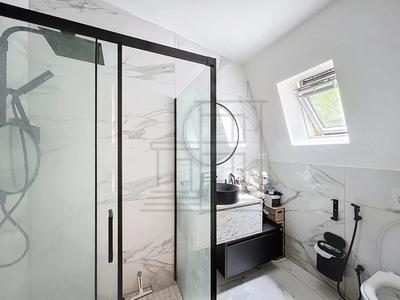 Maison - 260 m² - 10 pièces