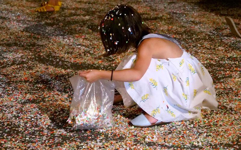 Concert d'Alaiak (choeur d'hommes basque) - Toro de Fuego et bataille de confettis