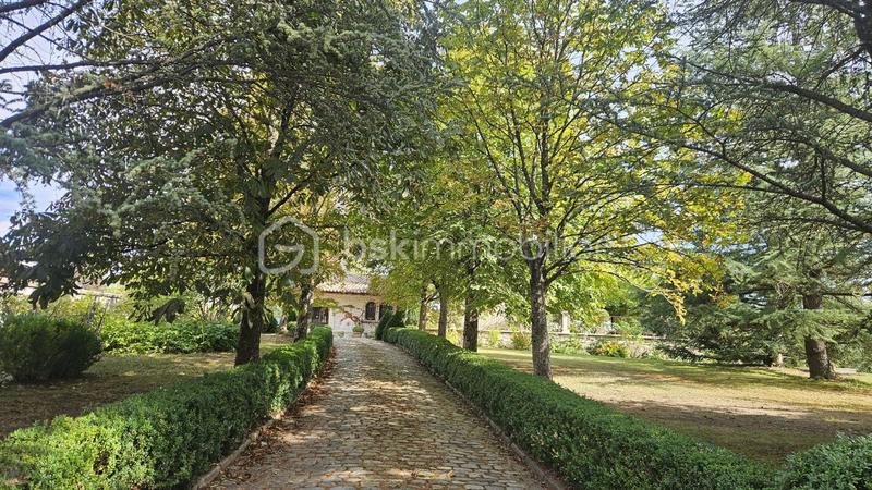 Propriété - 212 m² - 10 pièces