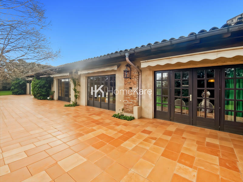 Maison - 1 460 m² - 40 pièces