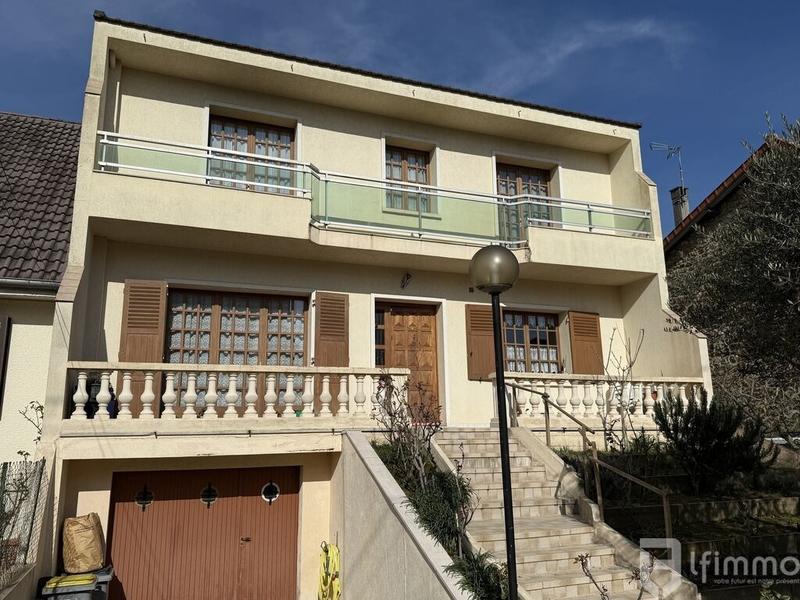 Pavillon - 200 m² - 8 pièces