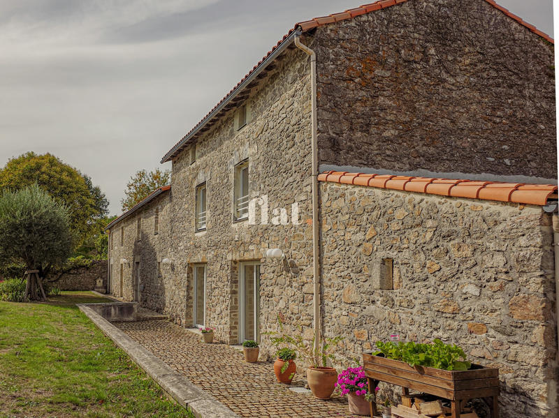 Propriété - 351 m² - 6 pièces