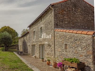 Propriété - 351 m² - 6 pièces