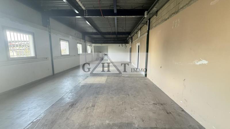 Entrepôt - 680 m²