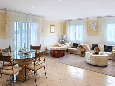 Maison - 219 m² - 7 pièces