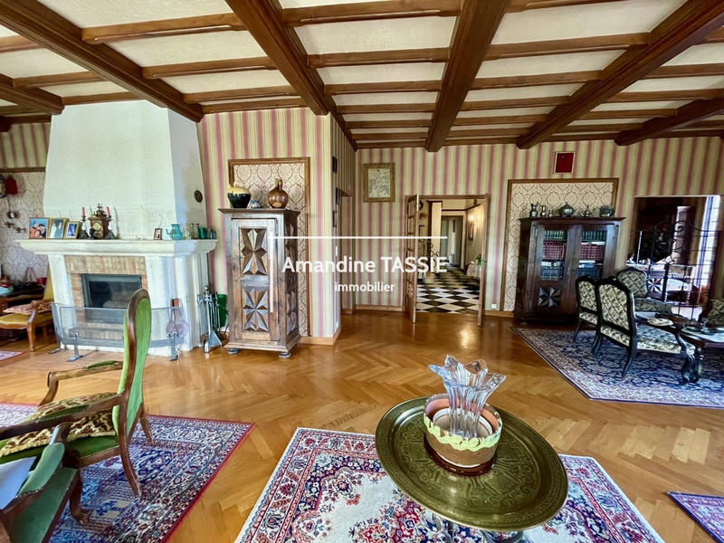 Maison - 230 m² - 8 pièces