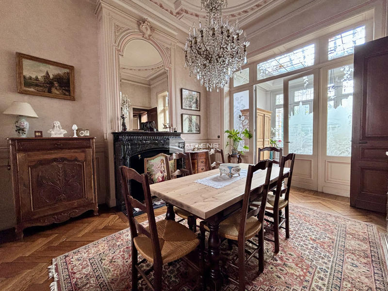 Maison - 253 m² - 8 pièces