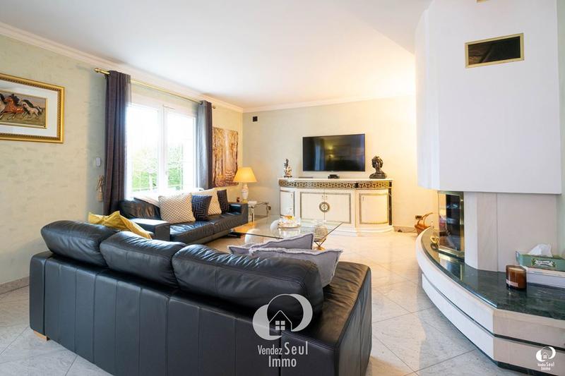 Maison traditionnelle - 274 m² - 8 pièces