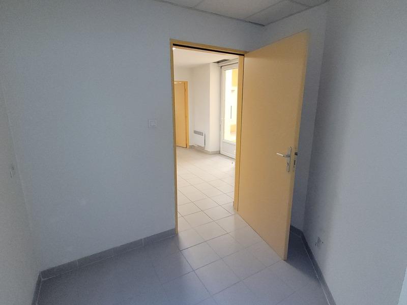 Local d'activité / Entrepôt - 27 m² - 5 pièces