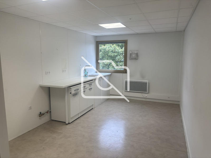 Entrepôt - 1 600 m²