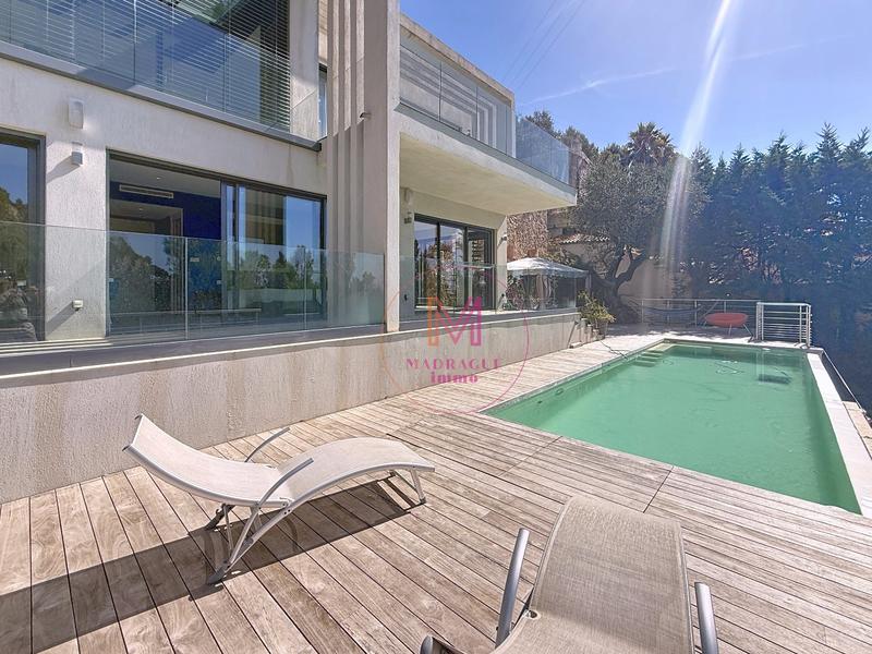 Maison - 216 m² - 6 pièces