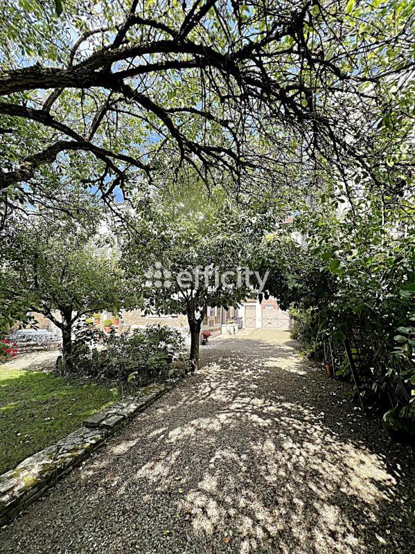 Maison - 304 m² - 9 pièces