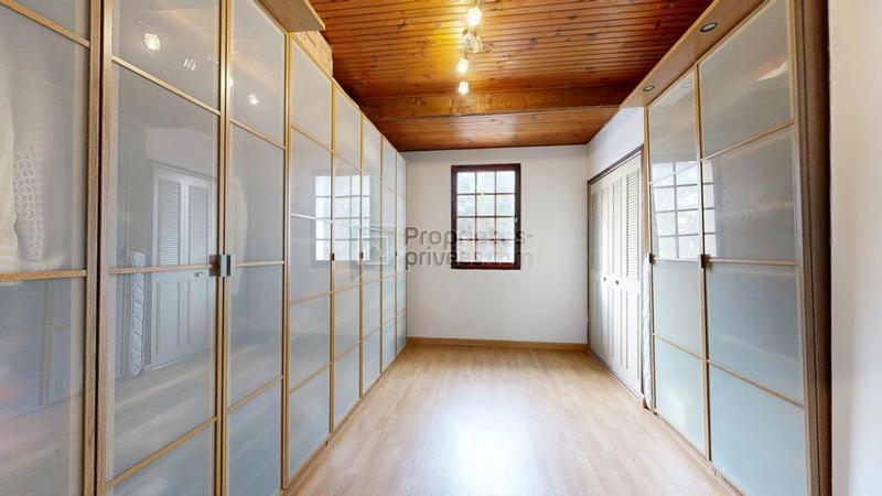 Maison - 260 m² - 9 pièces