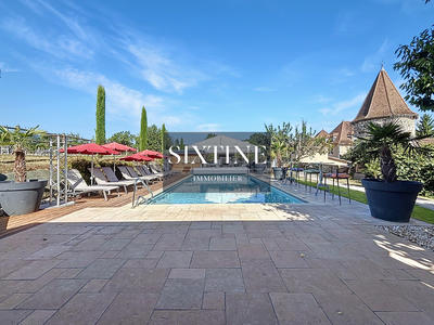 Maison - 3 008 m² - 45 pièces