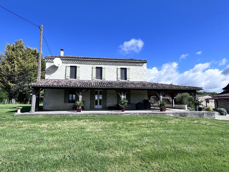 Maison traditionnelle - 230 m² - 9 pièces