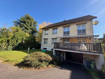 Maison traditionnelle - 185 m² - 10 pièces