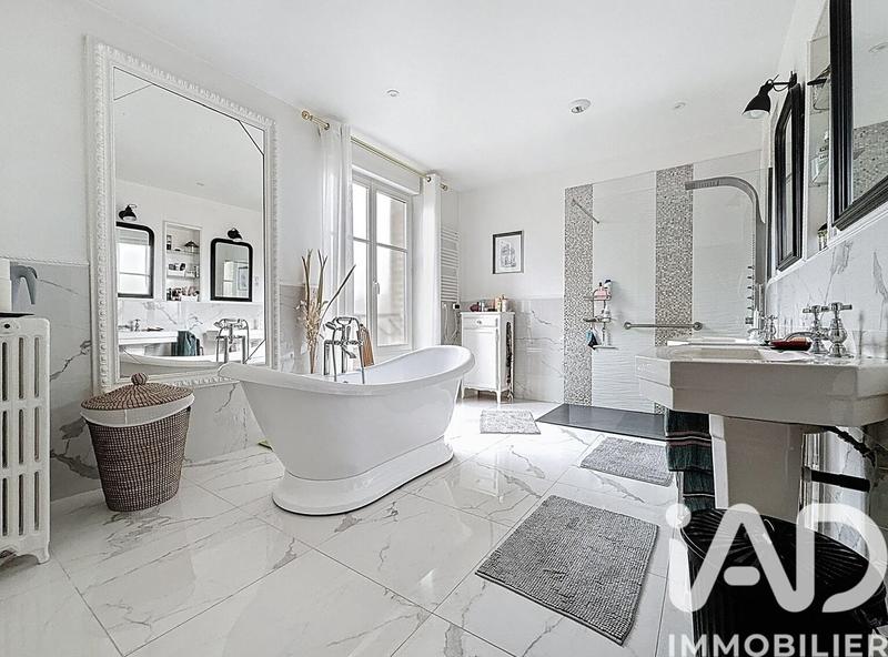 Maison de ville - 220 m² - 10 pièces