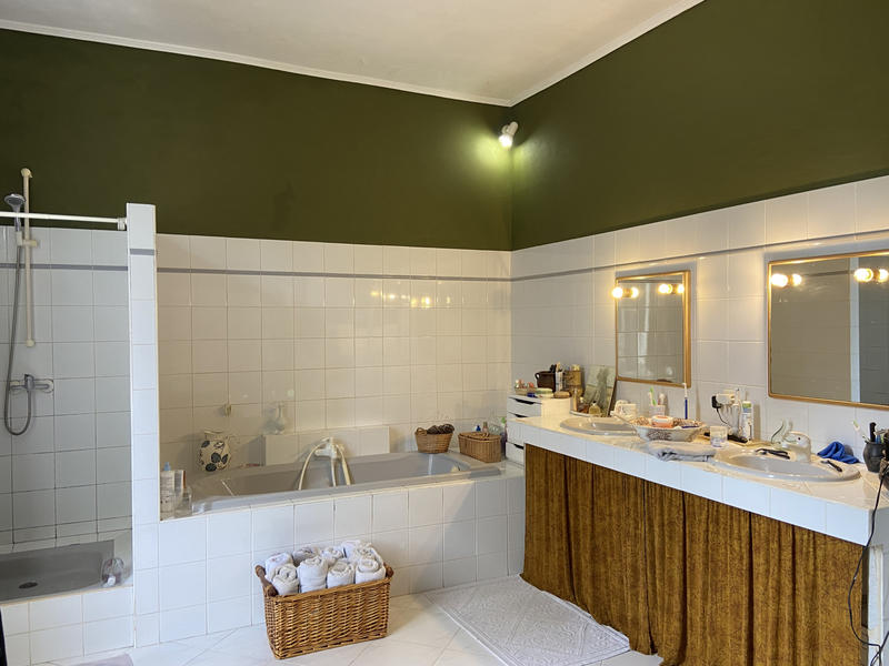 Maison - 370 m² - 12 pièces