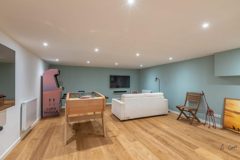 Maison - 275 m² - 10 pièces