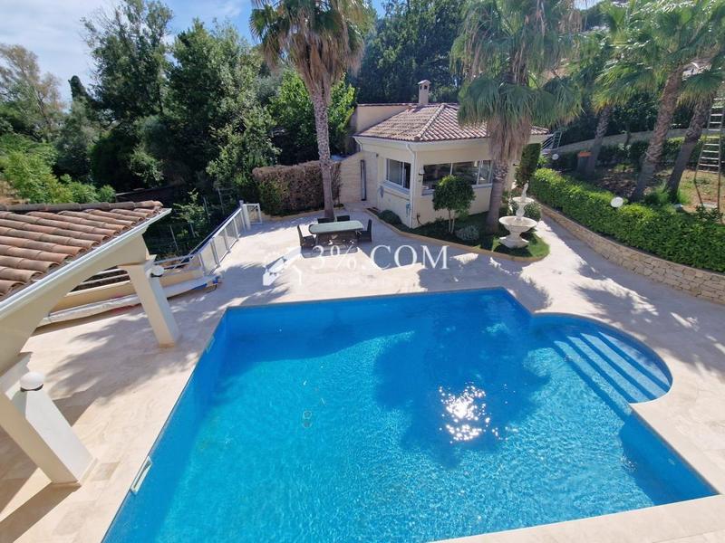 Villa - 300 m² - 15 pièces