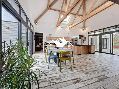 Maison - 210 m² - 6 pièces