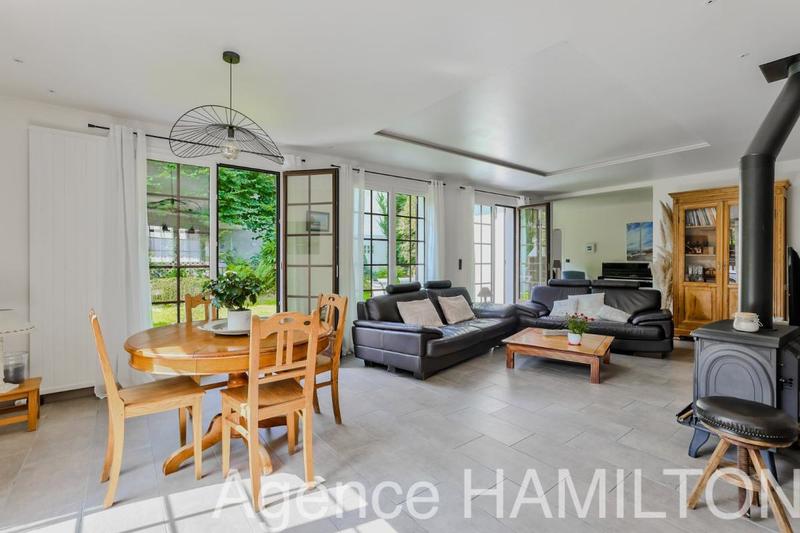 Maison - 250 m² - 8 pièces