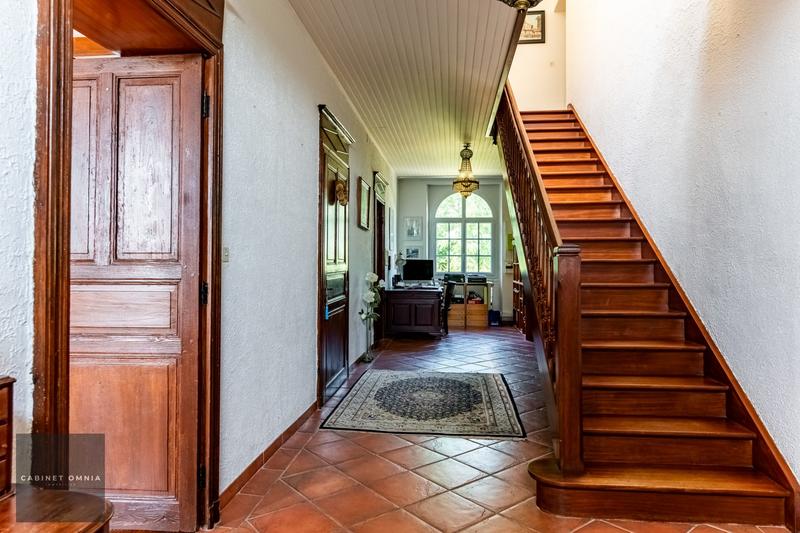 Maison - 330 m² - 11 pièces