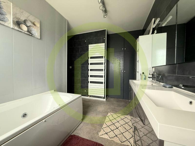 Maison - 160 m² - 8 pièces