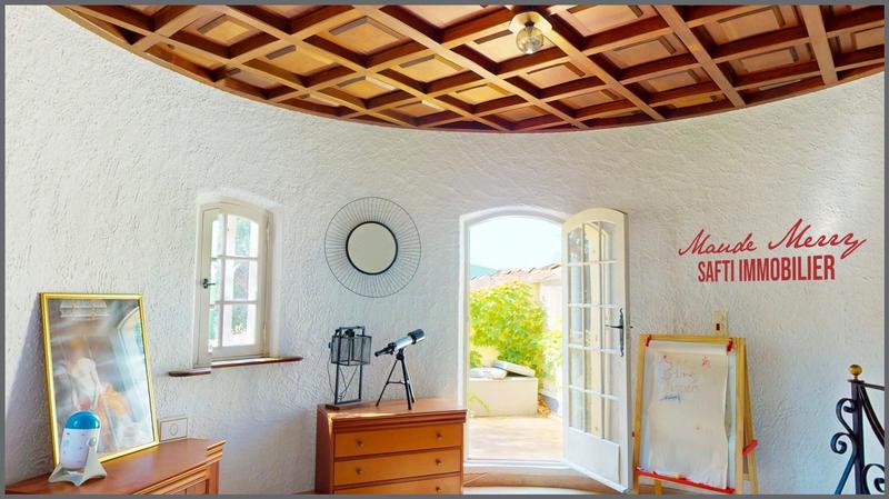 Maison - 212 m² - 7 pièces