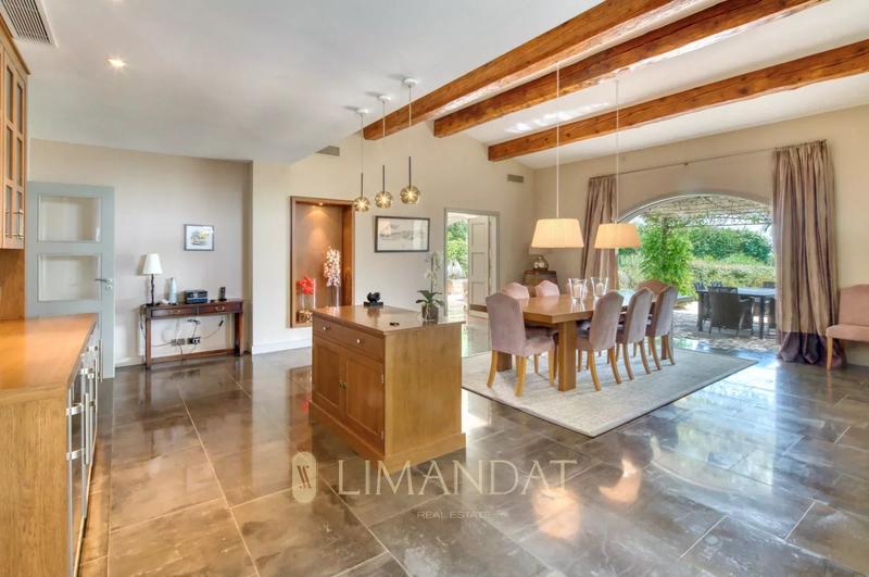 Propriété - 230 m² - 6 pièces