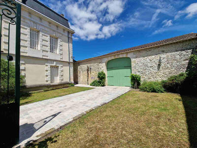 Maison - 331 m² - 10 pièces