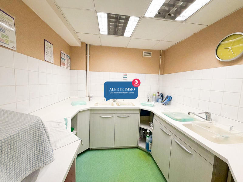 Local d'activités - 219 m² - 10 pièces