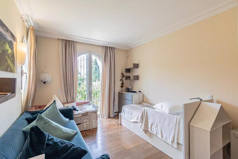 Maison - 246 m² - 6 pièces