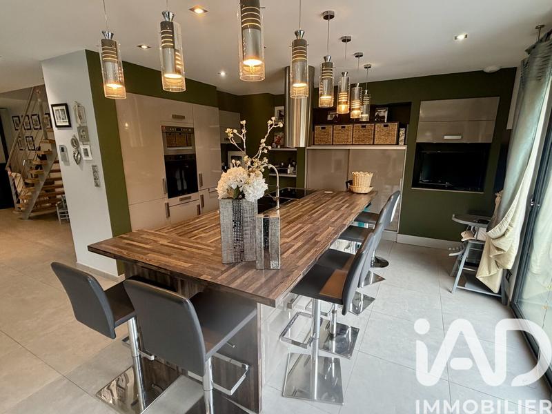 Maison - 232 m² - 7 pièces