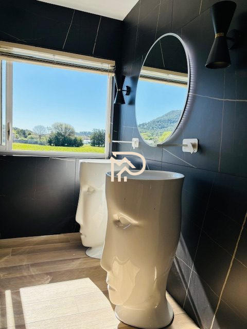 Local d'activités - 309 m²