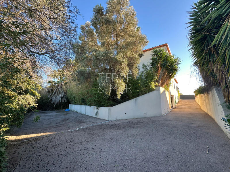 Maison - 240 m² - 7 pièces