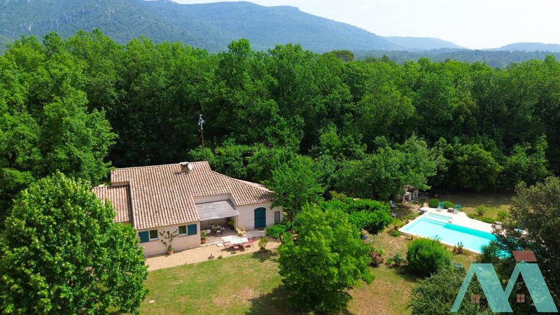 Maison - 181 m² - 7 pièces