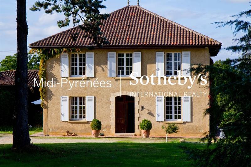 Maison - 427 m² - 15 pièces