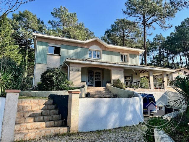 Maison traditionnelle - 149 m² - 7 pièces