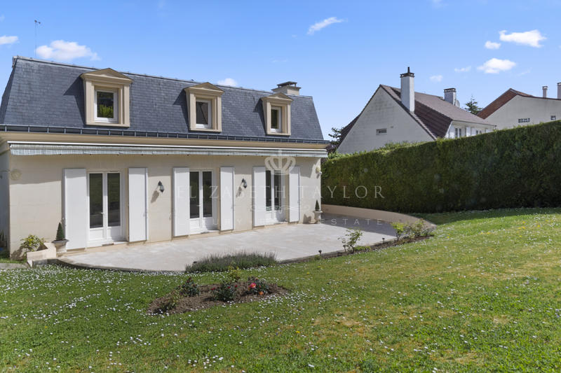 Maison - 298 m² - 10 pièces