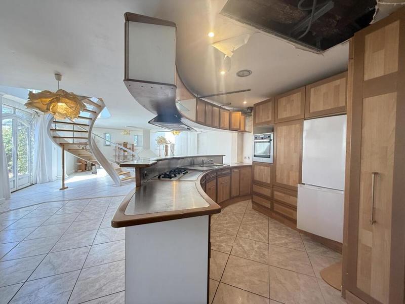 Maison - 210 m² - 11 pièces