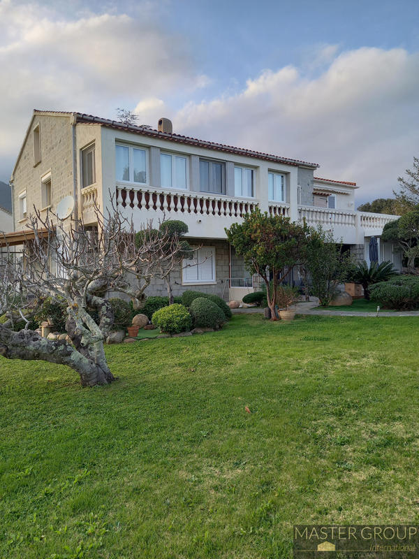 Villa - 300 m² - 9 pièces