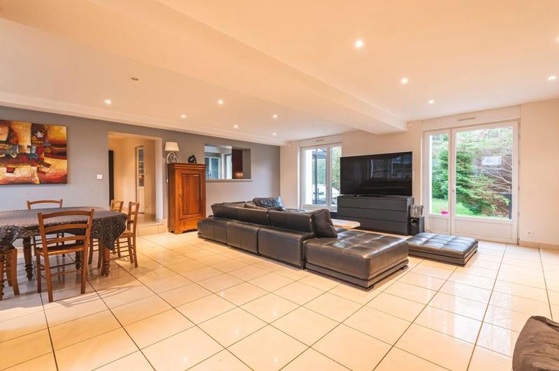 Maison - 260 m² - 8 pièces