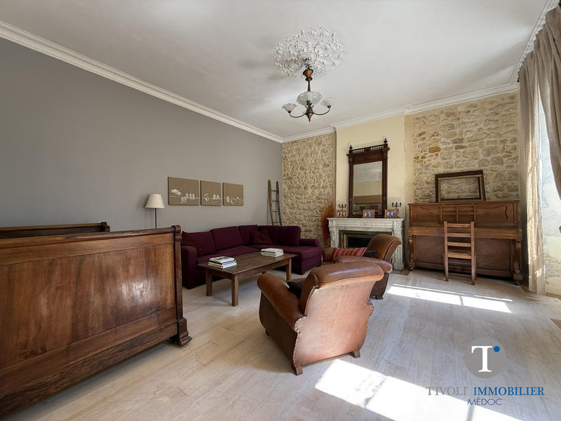 Maison traditionnelle - 234 m² - 8 pièces