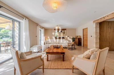 Maison - 210 m² - 6 pièces