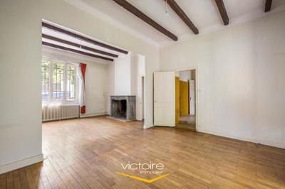 Maison - 224 m² - 9 pièces